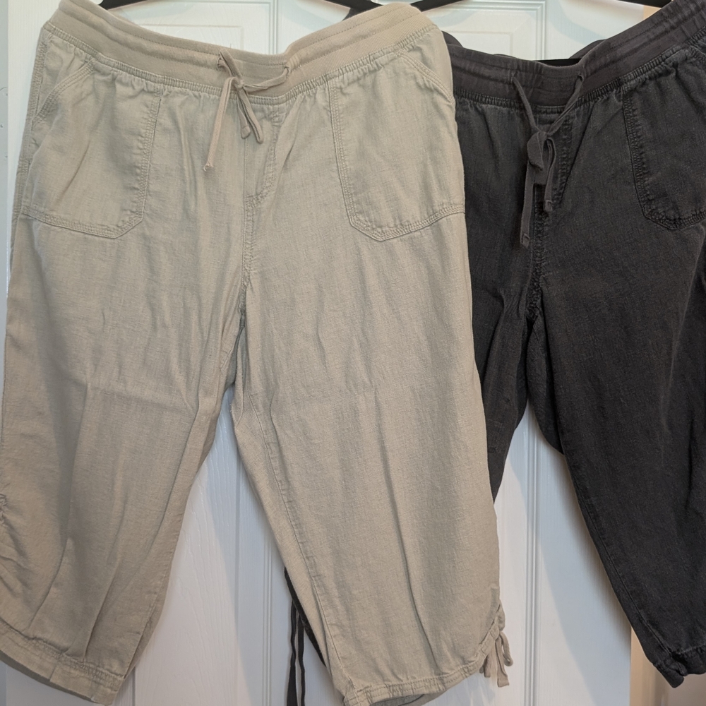 St. John's Bay Capris in Black and Tan
